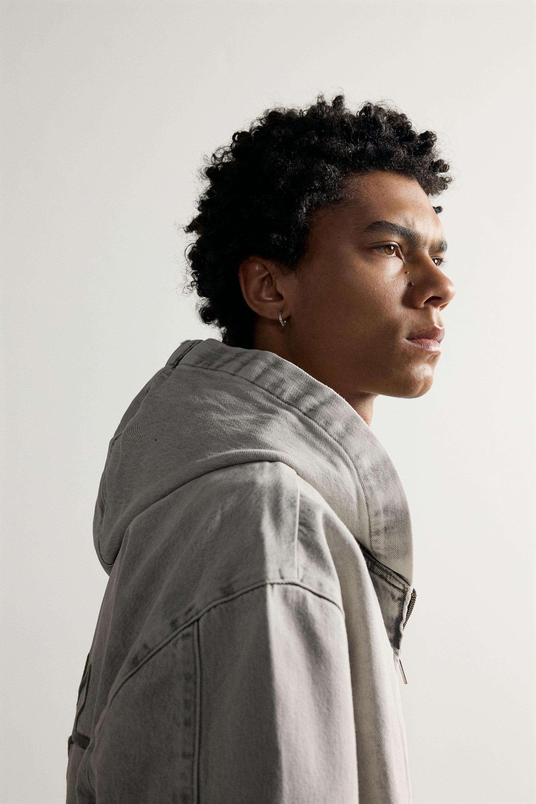 VESTE EN JEAN À CAPUCHE ET BRODERIES